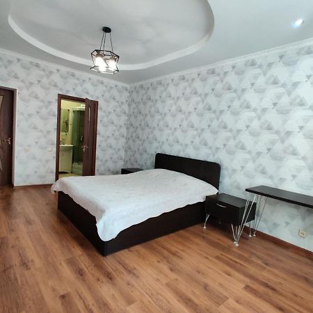Комната В 4Х Комнатной Квартире Almaty Eksteriør billede