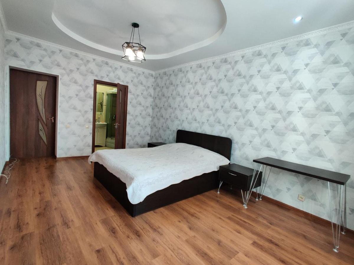 Комната В 4Х Комнатной Квартире Almaty Eksteriør billede